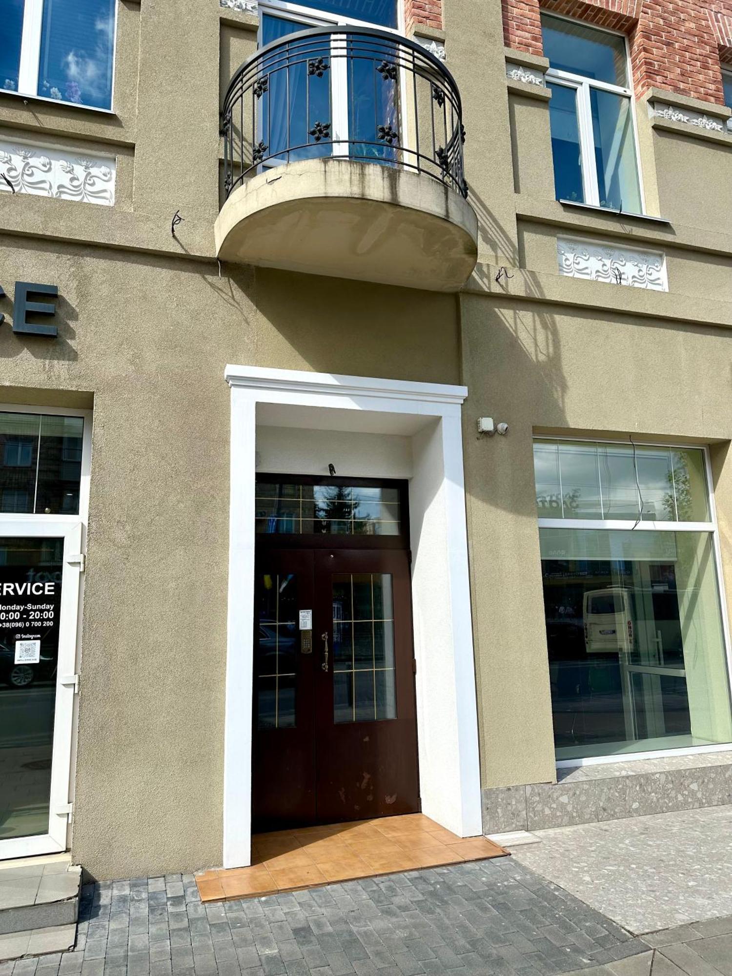 Apartments In The City Center, Near A Theatre, Zlata Plaza リウネ エクステリア 写真